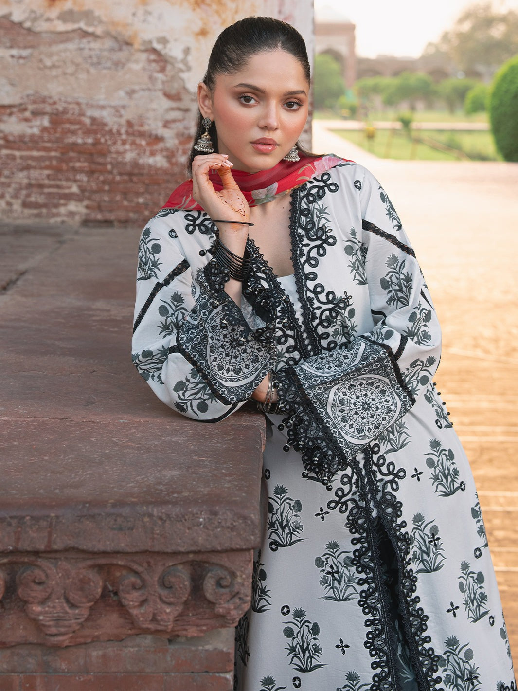 2082-A | NAQSH NAAZ Lawn`25 By BIN ILYAS