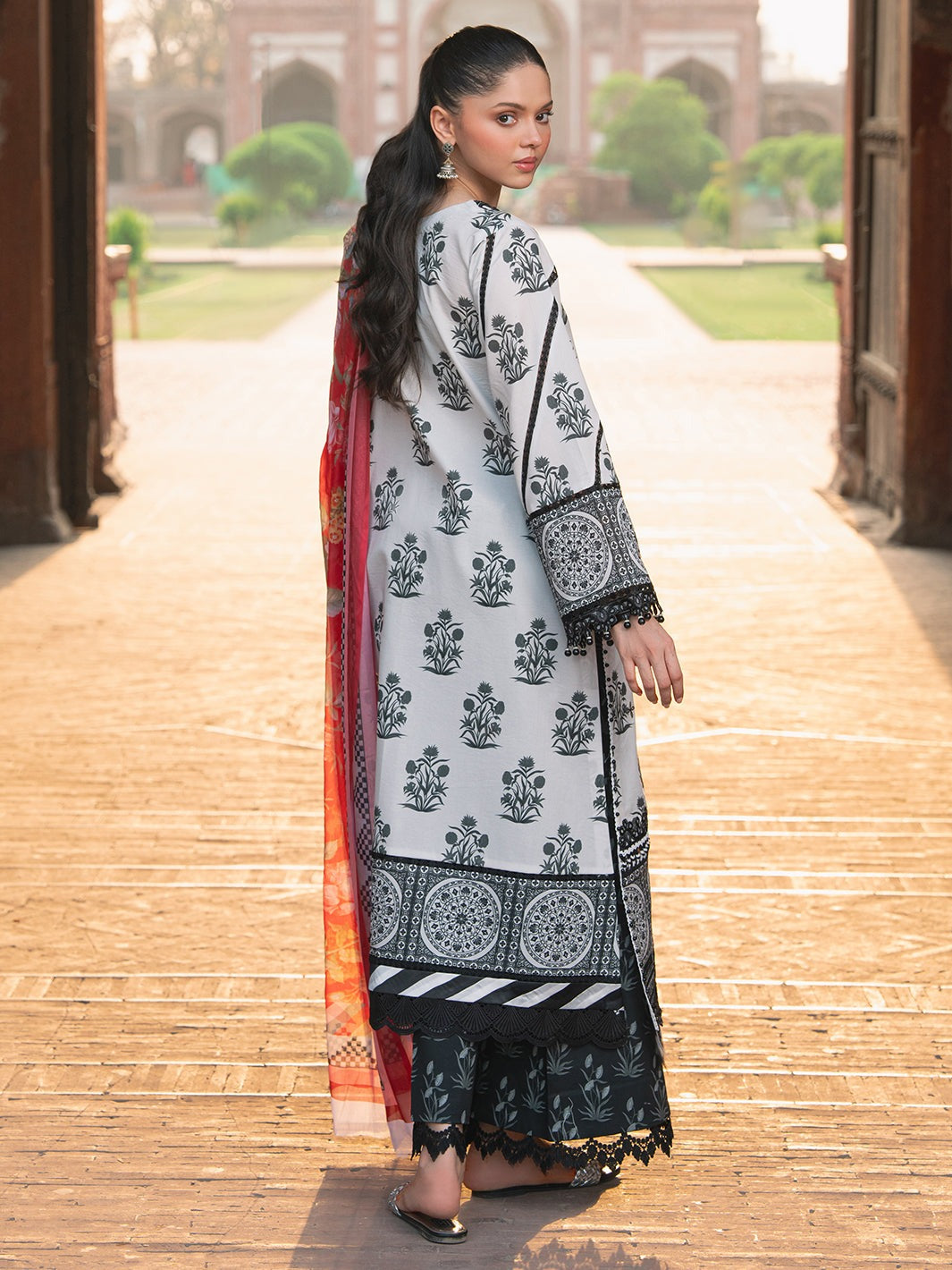 2082-A | NAQSH NAAZ Lawn`25 By BIN ILYAS