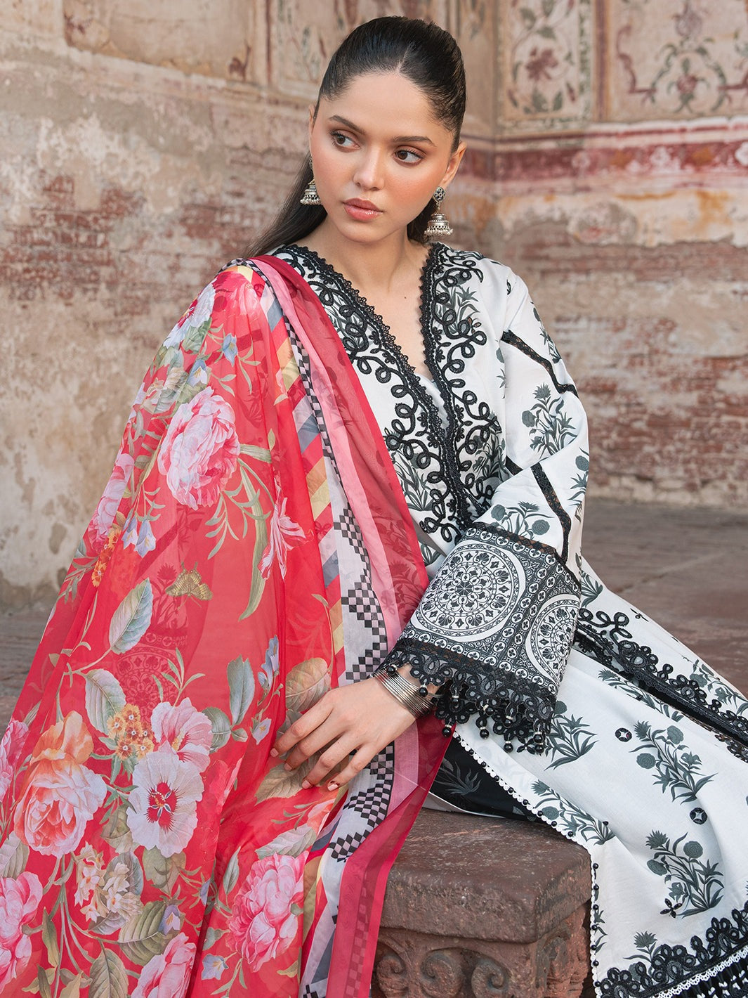 2082-A | NAQSH NAAZ Lawn`25 By BIN ILYAS