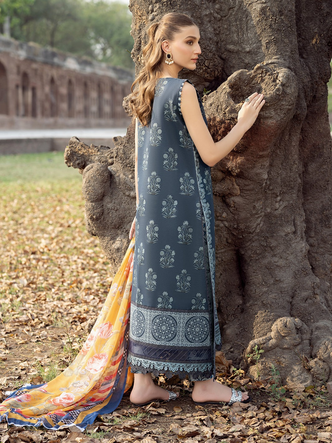2082-B | NAQSH NAAZ Lawn`25 By BIN ILYAS