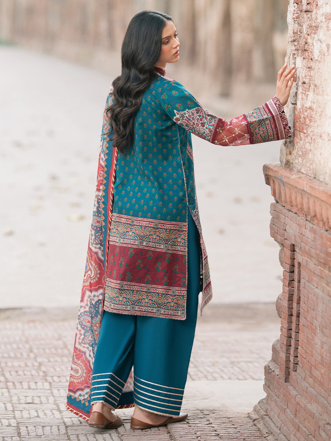 2083-B | NAQSH NAAZ Lawn`25 By BIN ILYAS
