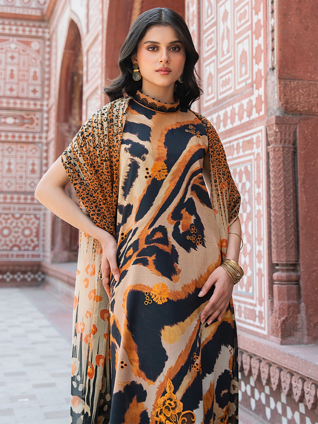 2086-B | NAQSH NAAZ Lawn`25 By BIN ILYAS