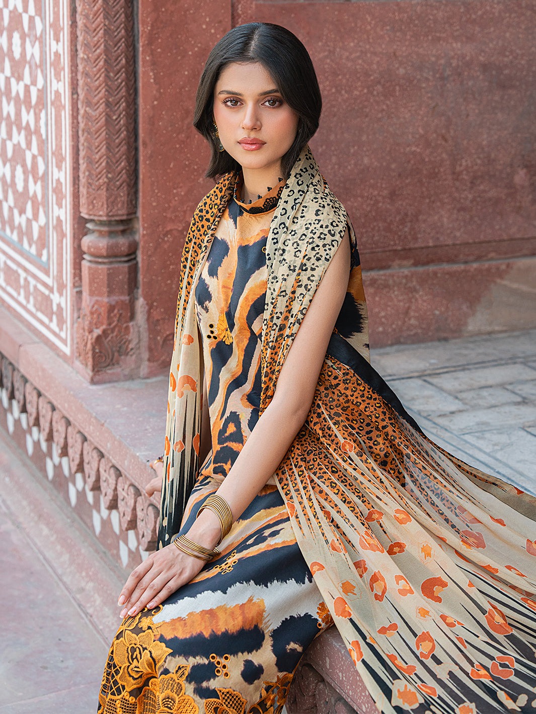 2086-B | NAQSH NAAZ Lawn`25 By BIN ILYAS