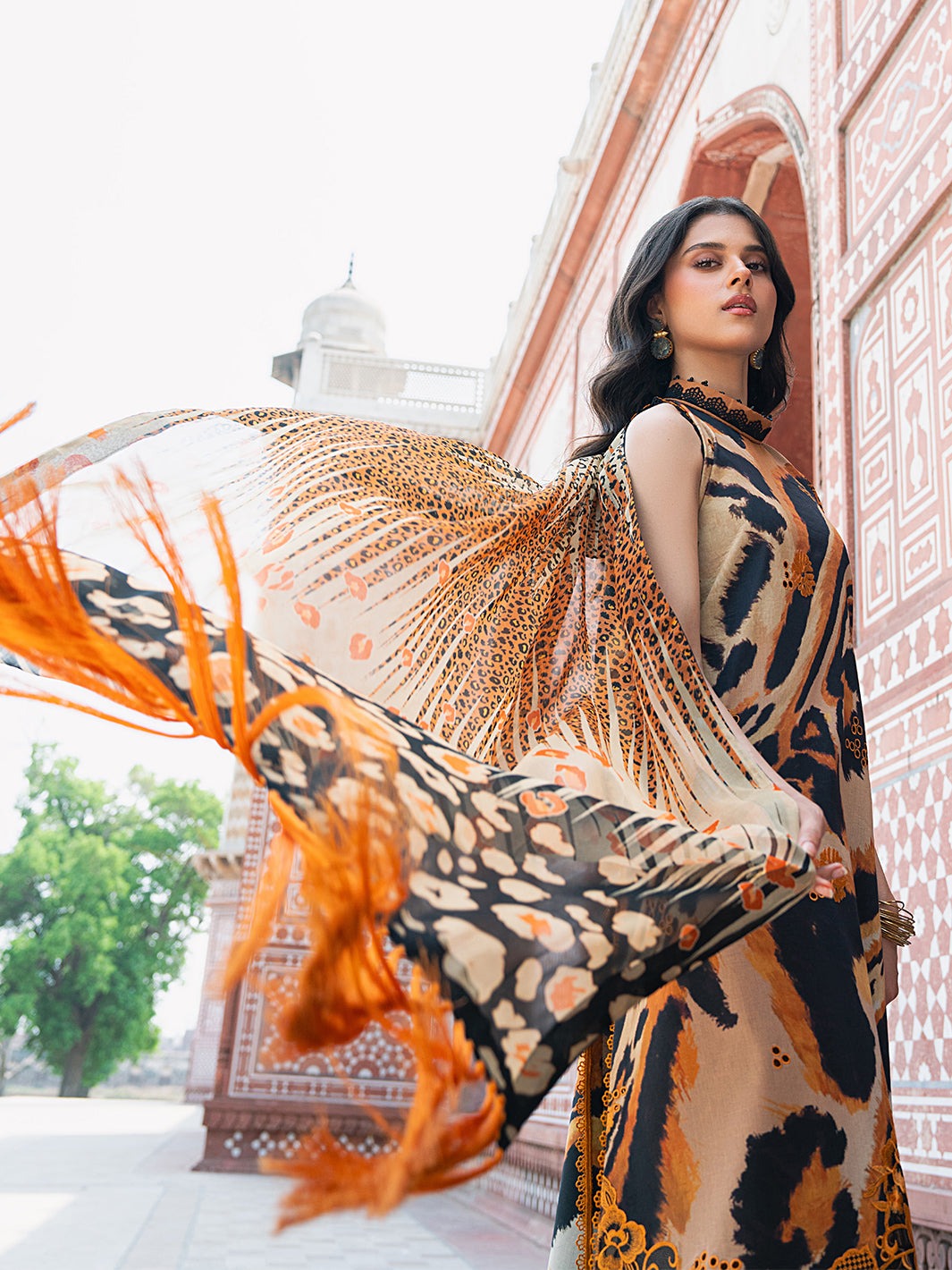2086-B | NAQSH NAAZ Lawn`25 By BIN ILYAS