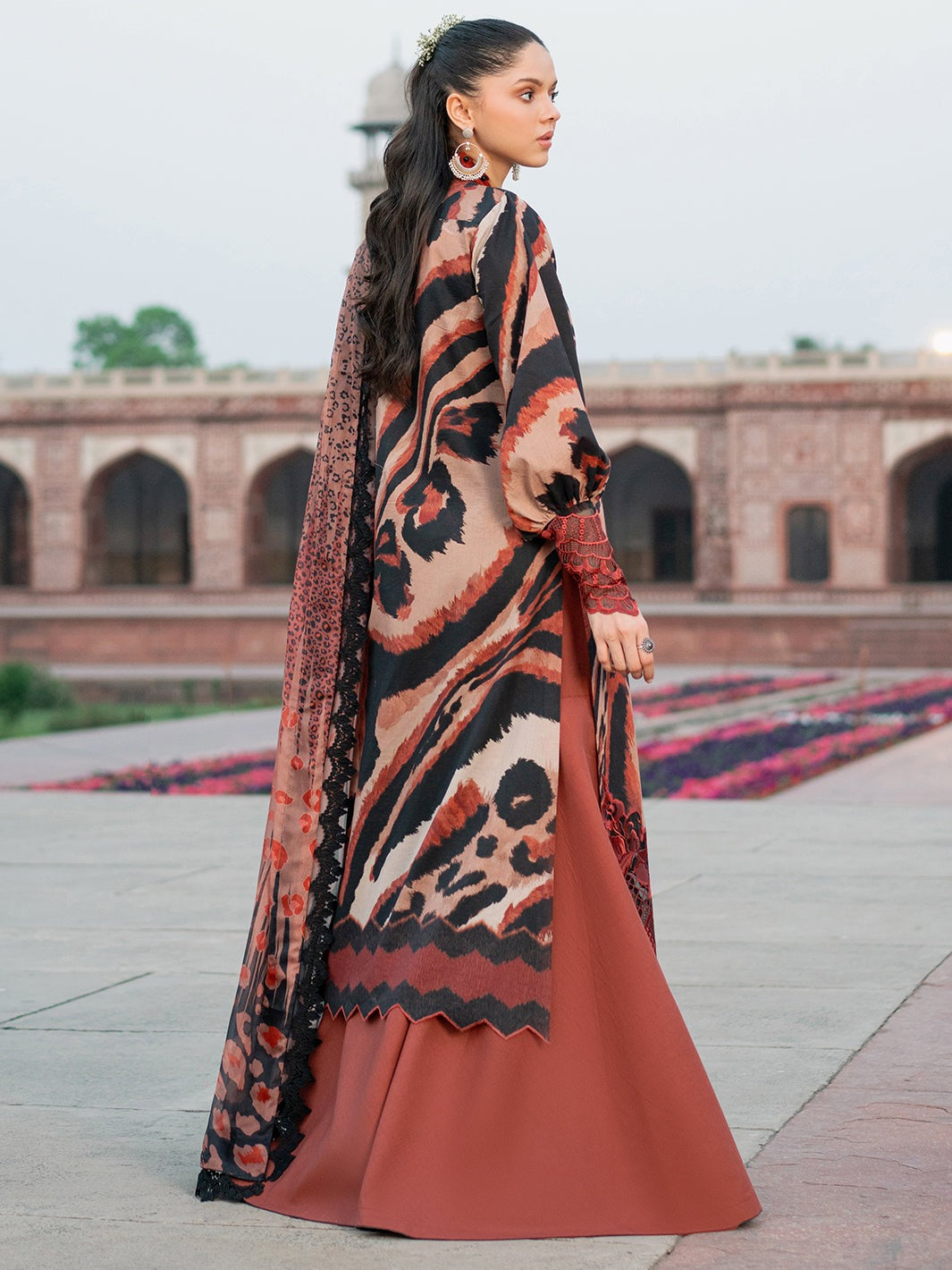 2086-C | NAQSH NAAZ Lawn`25 By BIN ILYAS