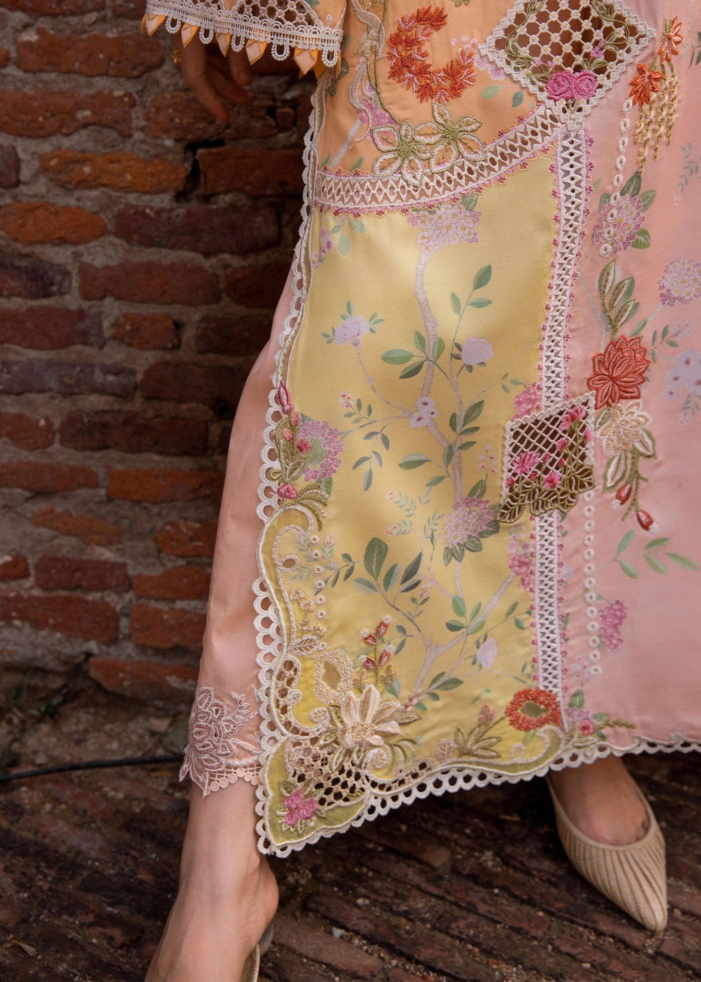 D4B- BONJOUR AND BLOOM| TASAWAR By Crimson Lawn`25