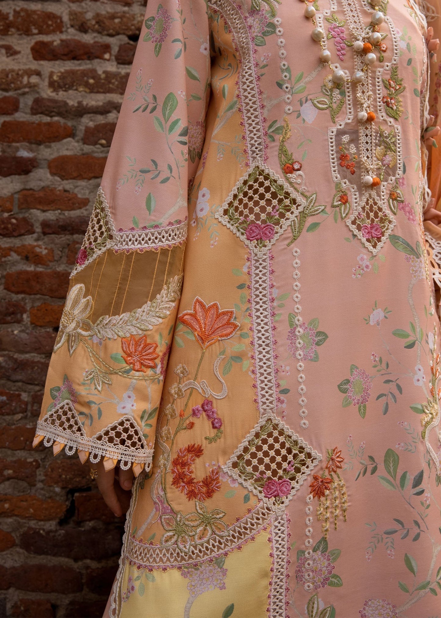 D4B- BONJOUR AND BLOOM| TASAWAR By Crimson Lawn`25