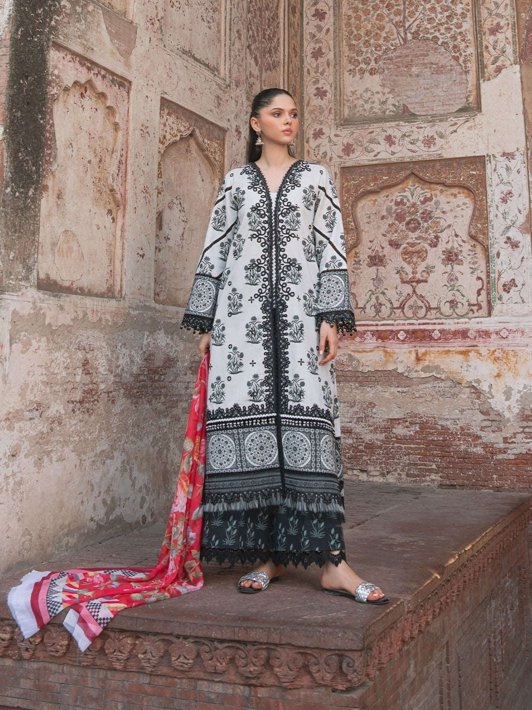 2082-A | NAQSH NAAZ Lawn`25 By BIN ILYAS