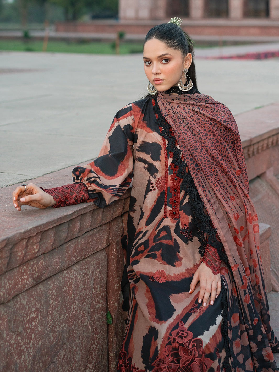 2086-C | NAQSH NAAZ Lawn`25 By BIN ILYAS