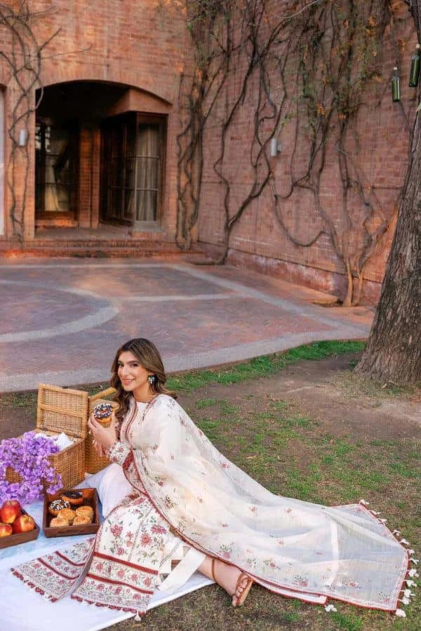 D06 Surreal White - Kaavish By Farasha Luxury Lawn'24